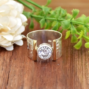Anillo de moissanita martillada en plata de ley: solitario de banda ancha
