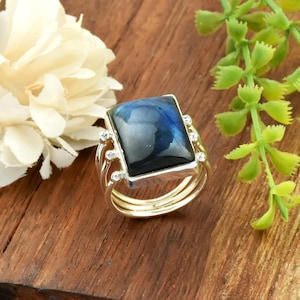 Anillo de labradorita radiante: anillo bohemio de tres bandas en plata de ley hecho a mano