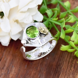 Hammered Sterling Silver Peridot Ring: Oval Stone Flower Ring
