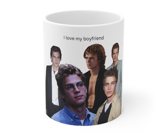 Könnte beinhalten: Weiße Keramiktasse mit einer Collage von Fotos junger Männer. Der Text "i love my boyfriend" ist auf die Tasse gedruckt.