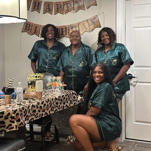 Pijamas de cetim personalizados, pijamas para madrinhas, pijamas plus size, pijamas para despedida de solteira, pijamas para noivas, pijamas para festa do pijama, pijamas para festa do pijama, presentes