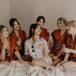 Rust Color PJ&#39;s,Burnt Orange Pjs,Teracotta Color Pjs,Personalized Satin pyjamas,Bridesmaid pyjama set,Plus sizes pyjamas,Bachelorette pjs