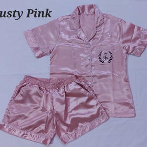 Pijamas de cetim personalizados, pijamas para madrinhas, pijamas plus size, pijamas para despedida de solteira, pijamas para noivas, pijamas para festa do pijama, pijamas para festa do pijama, presentes