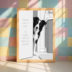 Könnte beinhalten: Gerahmte Schwarz-Weiß-Illustration mit einem Border Collie, der hinter einer Tür hervorlugt. Der Text auf der Tür lautet: „Bitte nehmen Sie Platz. Ein Collie wird in Kürze bei Ihnen sein.“ Der Rahmen ist hellbraun.