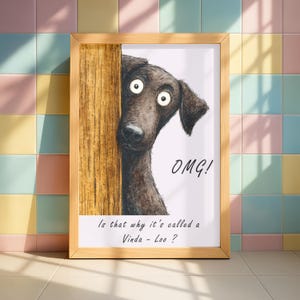 Puede incluir: Una lámina de arte enmarcada que muestra a un perro de color marrón oscuro asomándose detrás de un poste de madera con los ojos muy abiertos. El texto dice OMG! Is that why it's called a Vinda - Loo? El marco es de madera clara.