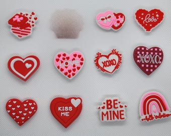 Adornos de corazón para zuecos con temática de San Valentín