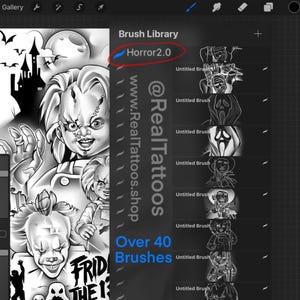 Pode incluir: Uma ilustração digital em preto e branco de personagens de filmes de terror, incluindo Pennywise o palhaço, Freddy Krueger e Jason Voorhees. A imagem é uma pré-visualização de um conjunto de pincéis para artistas digitais, chamado "Horror 2.0" e inclui mais de 40 pincéis. O texto "@RealTattoos" e "www.RealTattoos.shop" também está incluído na imagem.