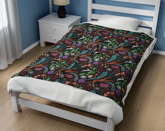 Könnte beinhalten: Ein Einzelbett mit weißem Rahmen und einem dunkelbraunen und grünen gemusterten Bettbezug. Der Bettbezug zeigt ein sich wiederholendes Muster aus stilisierten Hirschen und floralen Elementen.