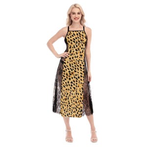 Könnte beinhalten: Midikleid mit Leopardenmuster in Beige und Schwarz. Das Kleid hat einen quadratischen Ausschnitt, dünne schwarze Träger und schwarze Spitzeneinsätze an den Seiten. Das Kleid ist knielang und hat eine figurbetonte Silhouette.