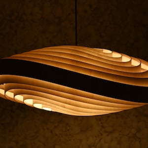 Drewniana lampa wisząca WAVY – nowoczesne oświetlenie sufitowe, ręcznie robiona lampa LED do salonu, skandynawski design