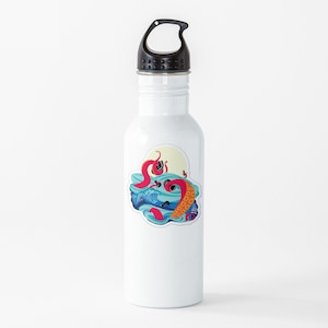 Könnte beinhalten: Eine weiße Wasserflasche mit einer bunten Illustration von zwei Kraken im Meer. Die Kraken sind rosa und orange mit schwarzen Augen. Das Meer ist blau mit weißen Wellen. Im Hintergrund ist ein gelber Mond zu sehen.