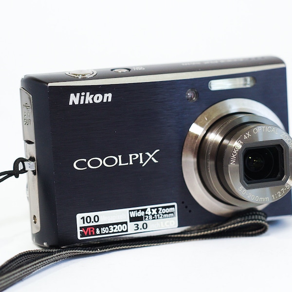 Nikon Coolpix S610 digital camera / digicam / point and shoot camera SD card included!