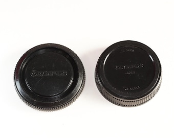 Juego de tapas de objetivo Olympus vintage: cuerpo de cámara y tapas de objetivo traseras