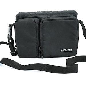 Può includere: Una borsa a tracolla rettangolare nera con uno scomparto principale e due tasche frontali con cerniera. La borsa presenta una tracolla in nylon nero regolabile con una fibbia in plastica. È presente un'etichetta con la scritta CASE LOGIC.