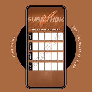 Könnte beinhalten: Ein brauner und orangefarbener Handybildschirm, auf dem ein Fitness-Tracker mit dem Text "SURE THING" und "PHASE ONE TRACKER" angezeigt wird. Der Tracker ist ein Raster mit vier Spalten, die mit "week 1", "week 2", "week 3" und "week 4" beschriftet sind. Der Text "BODI PROGRAM TRACKER" befindet sich auf der rechten Seite des Bildschirms.