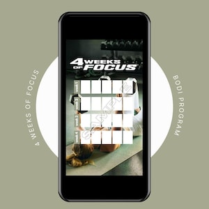 Könnte beinhalten: Ein Smartphone zeigt ein Fitnessprogramm mit dem Titel "4 Weeks of Focus". Der Bildschirm zeigt einen Trainingsplan mit dem Text "BODI PROGRAM" an der Seite. Eine Person trainiert auf einer Matte, im Hintergrund sind Gewichte zu sehen.