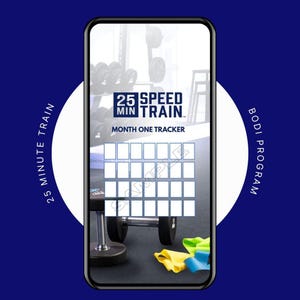 Puede incluir: Un teléfono inteligente muestra una aplicación de seguimiento de fitness con el texto "25 Speed Min Train" y "Month One Tracker". El fondo muestra equipos de gimnasio, incluyendo pesas y mancuernas. La aplicación es parte del "Bodi Program".