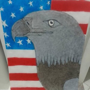 Op de afbeelding: Schilderij van een Amerikaanse zeearend met een patriottisch thema. De adelaar is in profiel afgebeeld, met een grijze kop en bruin lichaam, tegen een achtergrond van de Amerikaanse vlag met rode en witte strepen en een blauw sterrenveld.