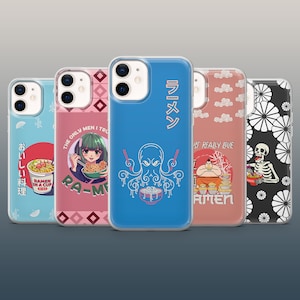 Puede incluir: Cinco fundas de teléfono diferentes con varios diseños relacionados con el ramen. Las fundas son todas transparentes y muestran los diseños a través del plástico. Los diseños incluyen una chica de dibujos animados comiendo ramen, un pulpo con ramen, un luchador de sumo comiendo ramen, un esqueleto comiendo ramen y un tazón de ramen con texto japonés.