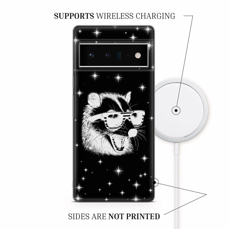 Puede incluir: Una funda de tel&eacute;fono negra con una ilustraci&oacute;n blanca de un mapache con gafas de sol sobre un fondo negro con estrellas blancas. La funda admite carga inal&aacute;mbrica. El texto "SUPPORTS WIRELESS CHARGING" y "SIDES ARE NOT PRINTED" est&aacute; impreso en la imagen.