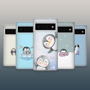 Peut inclure: Cinq étuis de téléphone différents avec des motifs de pingouins. Les étuis sont tous transparents et laissent apparaître la couleur du téléphone en dessous. Les motifs de pingouins sont tous différents, notamment un pingouin dormant sur un iceberg, un pingouin portant une écharpe et un pingouin avec un cœur.