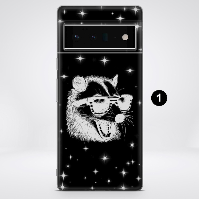 Puede incluir: Carcasa de tel&eacute;fono negra con una ilustraci&oacute;n blanca de un mapache con gafas de sol sobre un fondo negro con estrellas blancas.