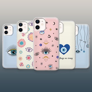 Könnte beinhalten: Satz von fünf Handyhüllen mit verschiedenen Designs, die das böse Auge, Sterne, Monde und Herzen zeigen. Die Hüllen sind alle transparent und haben ein rosa, blaues und weißes Farbschema. Der Text auf einer Hülle lautet "things are coming".