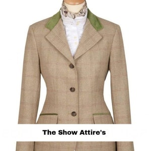 Pode incluir: Uma jaqueta de equitação de tweed marrom e bege com gola e guarnição de veludo verde. A jaqueta tem um fecho de um único botão com quatro botões e um bolso de aba no lado esquerdo. O texto "The Show Attire's" é visível na parte inferior da imagem.