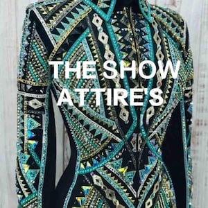 Può includere: Giacca da spettacolo nera con intricati motivi geometrici in abbellimenti turchesi, oro e argento. La giacca presenta un collo alto e maniche lunghe, con il testo "THE SHOW ATTIRE'S" sul davanti.