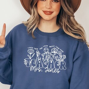 GEBORDUURD LERAAR-sweater, Wildflower-sweater leraar naam, aangepast leraar-t-shirt, gepersonaliseerd lerarensweatshirt