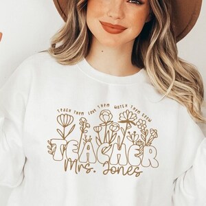 GEBORDUURD LERAAR-sweater, Wildflower-sweater leraar naam, aangepast leraar-t-shirt, gepersonaliseerd lerarensweatshirt