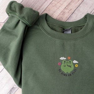 EMBROIDERED FROG Sweatshirt, Be Kind FROG, Retro Frog Tshirt, Funny Frog Shirt, Cottagecore Froggy sweatshirt, frog lover sweatshirt