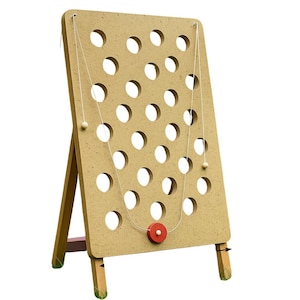 Può includere: Un gioco da tavolo in legno con una tavola rettangolare marrone chiaro con numerosi fori circolari. Una corda con perline di legno e un disco rosso pende dall'alto. Il gioco è supportato da un cavalletto di legno.