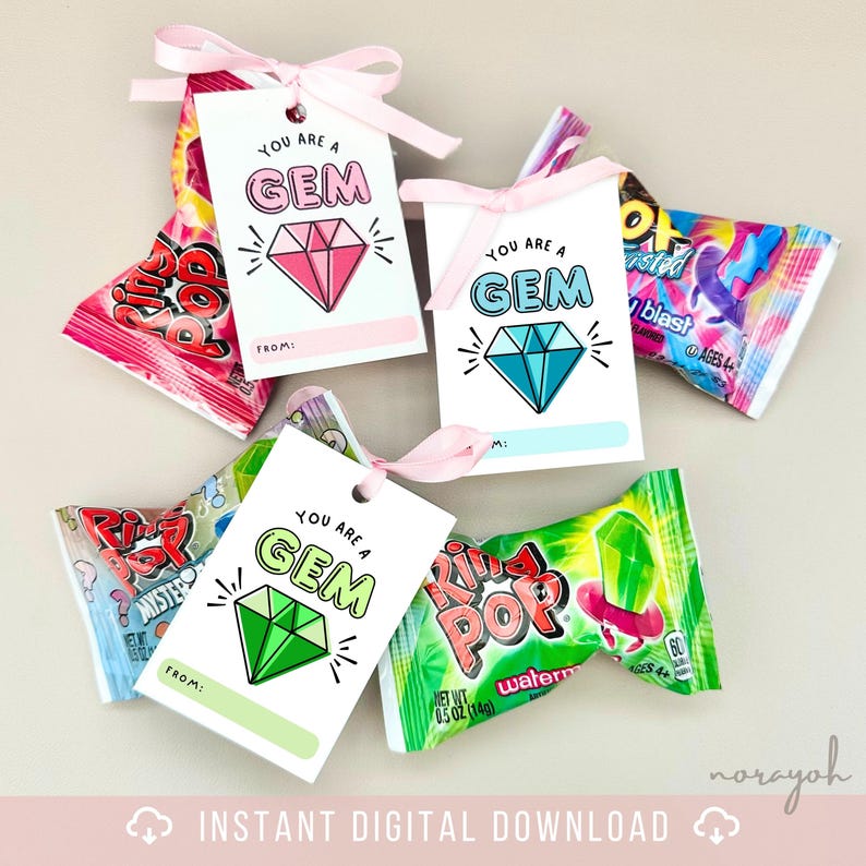 Puede incluir: Tres etiquetas de regalo imprimibles con el texto "You are a GEM" y una ilustraci&oacute;n de diamante en rosa, azul y verde. Las etiquetas est&aacute;n unidas a peque&ntilde;as bolsas de caramelos Ring Pop.