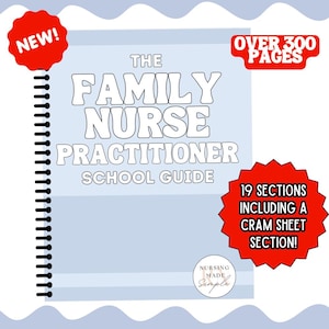 Pode incluir: Um livro de capa espiral azul claro intitulado "The Family Nurse Practitioner School Guide". A capa apresenta o título em letras grandes e delineadas. Os detalhes em vermelho incluem um adesivo "NEW!" e uma estrela com "19 Seções" e "Cram Sheet Section!"