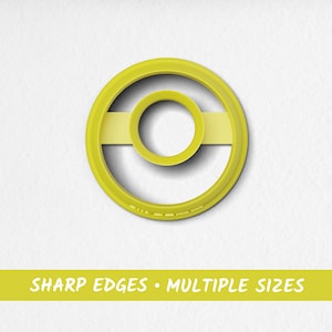 Peut inclure: Emporte-pièce en plastique jaune en forme de cercle avec un cercle plus petit à l'intérieur. L'emporte-pièce a un bord tranchant et est disponible en plusieurs tailles.  "SHARP EDGES - MULTIPLE SIZES" est imprimé sur une bannière jaune sous l'emporte-pièce.