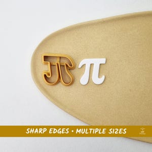 Könnte beinhalten: Zwei Ausstecher in Form des Pi-Symbols. Einer ist eine hellbraune Umrissform, der andere eine weiße Vollform. Der Text "SHARP EDGES • MULTIPLE SIZES" befindet sich am unteren Bildrand.
