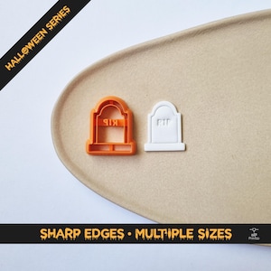 Może przedstawiać: Dwa wykrawacze do ciastek w kształcie nagrobka, jeden pomarańczowy i jeden biały, leżą na beżowej powierzchni. Pomarańczowy wykrawacz ma napis "RIP" odwrócony. Biały wykrawacz ma napis "RIP" w prawidłowej orientacji. Tekst brzmi "HALLOWEEN SERIES" i "SHARP EDGES • MULTIPLE SIZES".