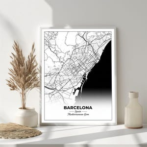 以下が含まれることがあります： バルセロナ、スペインの白黒地図プリントのフレーム。都市地図は、詳細な通りのレイアウトと海岸線の輪郭を示しています。「Barcelona - Spain - Mediterranean Gem」のテキストがプリントの下部に表示されています。