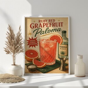 Può includere: Una stampa incorniciata in stile vintage con un cocktail Paloma al pompelmo Ruby Red. L'immagine include un bicchiere di cocktail, una bottiglia di tequila, fette di pompelmo e il testo "Bright Citrusy Refreshing."