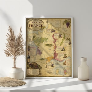 Könnte beinhalten: Eine gerahmte Karte im Vintage-Stil mit dem Titel Carte des Vins de France, die detaillierte Illustrationen französischer Weinregionen, Weintrauben und Flaschen auf einem beigen Pergamenthintergrund mit Textbeschriftungen zeigt.