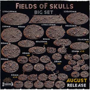 Op de afbeelding: Een verzameling bruine, getextureerde miniatuurbases met een schedelthema, in verschillende vormen en maten. De set bevat bases variërend van 25 mm tot 170x110 mm, met de tekst "FIELDS OF SKULLS" en "AUGUST RELEASE".