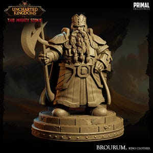Op de afbeelding: Een gedetailleerd, ongeverfd miniatuur van een dwerg-krijger die een bijl vasthoudt. De dwerg draagt een kroon, harnas en een lange baard. Het miniatuur staat op een ronde basis. De tekst "Uncharted Kingdoms: The Mighty Stone" en "Brourum. King Clothes" is zichtbaar in de afbeelding.