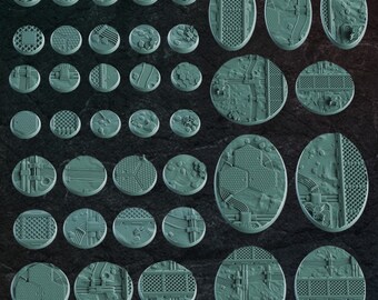 Op de afbeelding: Een set van 30 ronde en ovale plastic bases voor miniaturen. De bases hebben een verscheidenheid aan futuristische ontwerpen in een teal kleur.