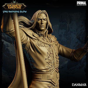 Puede incluir: Una miniatura detallada sin pintar de un hombre con el pelo largo y fluido y barba. Lleva una túnica detallada y adornada con cinturón y capa. La miniatura forma parte de la colección Uncharted Kingdoms: The Shining Flow.