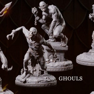 Op de afbeelding: Drie gedetailleerde, grijs geverfde miniatuurfiguren van ghulen, elk op een aparte basis. De ghulen worden afgebeeld in verschillende poses, een houdt een ketting vast en een ander een schedel. De tekst "GHOULS" is gedrukt op de basis van de figuren.
