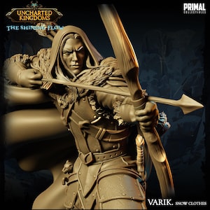 Può includere: Scultura dettagliata di una figura con mantello con cappuccio, che tira con arco e freccia. La figura è vestita con armatura e indumenti foderati di pelliccia. I testi "UNCHARTED KINGDOMS THE SHINING FLOW" e "PRIMAL COLLECTIBLES" sono visibili. La figura è etichettata "VARIK. SNOW CLOTHES".
