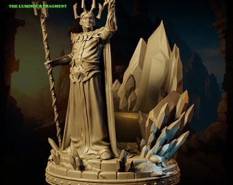 Pode incluir: Uma miniatura detalhada de um personagem de fantasia, Argorth Kessl, impressa em 3D, segurando um cajado de cristal. O personagem está em pé sobre uma base com um trono de cristal atrás dele. A miniatura é pintada em uma cor marrom claro.