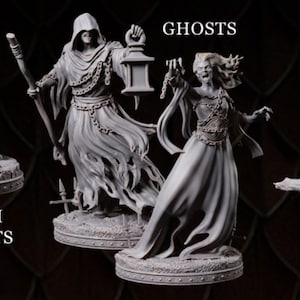 Op de afbeelding: Twee grijze spookfiguren. Eén figuur is gehood en houdt een lantaarn en een staf vast. De andere figuur is een vrouw met wapperend haar en uitgestrekte armen. Beide figuren zijn versierd met kettingen en staan op decoratieve sokkels. Het woord "GHOSTS" staat boven de figuren gedrukt.