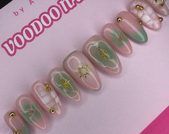 グリーンのアブストラクトギャラクシープレスオンネイル：ゴールドアクセントネイルアート